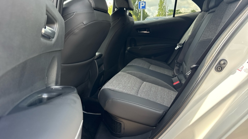 Toyota Corolla 1.8 Hybrid Design 5dr CVT Hybrid Hatchback - Image 15