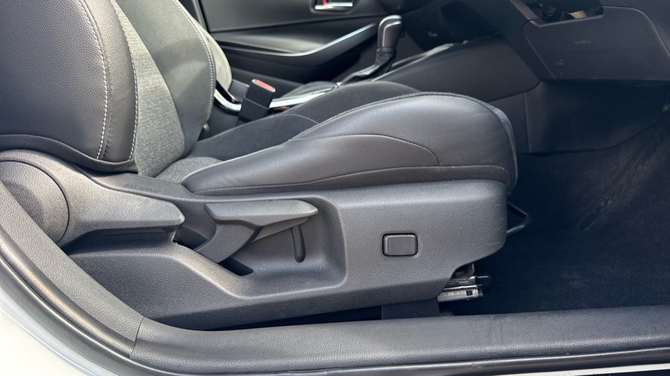 Toyota Corolla 1.8 Hybrid Design 5dr CVT Hybrid Hatchback - Image 30