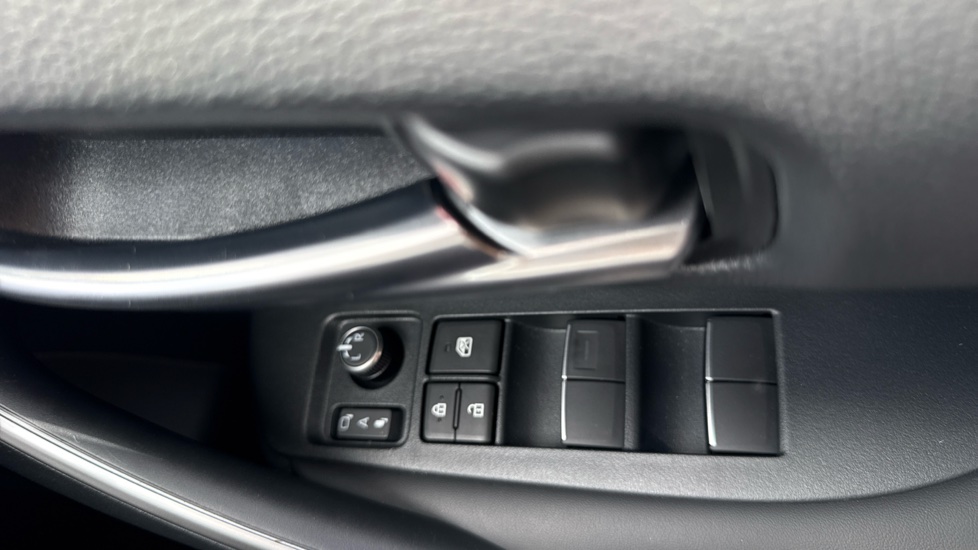 Toyota Corolla 1.8 Hybrid Design 5dr CVT Hybrid Hatchback - Image 32