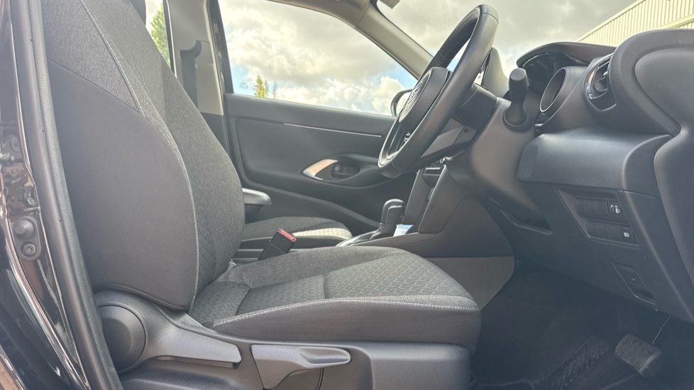 Toyota Yaris Cross 1.5 Hybrid Icon 5dr CVT Hybrid Estate - Image 12