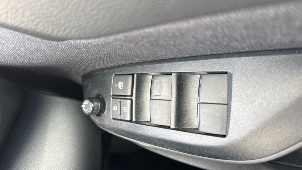 Toyota Yaris Cross 1.5 Hybrid Icon 5dr CVT Hybrid Estate - Image 32