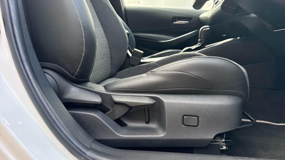Toyota Corolla 1.8 Hybrid Design 5dr CVT Hybrid Hatchback - Image 30