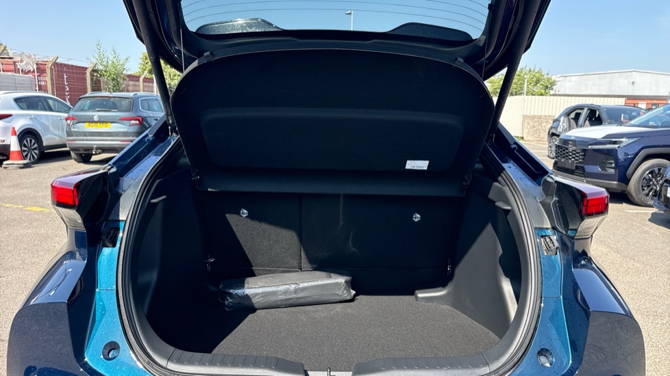 Toyota C-HR 1.8 Hybrid Design 5dr CVT Hybrid Hatchback - Image 13