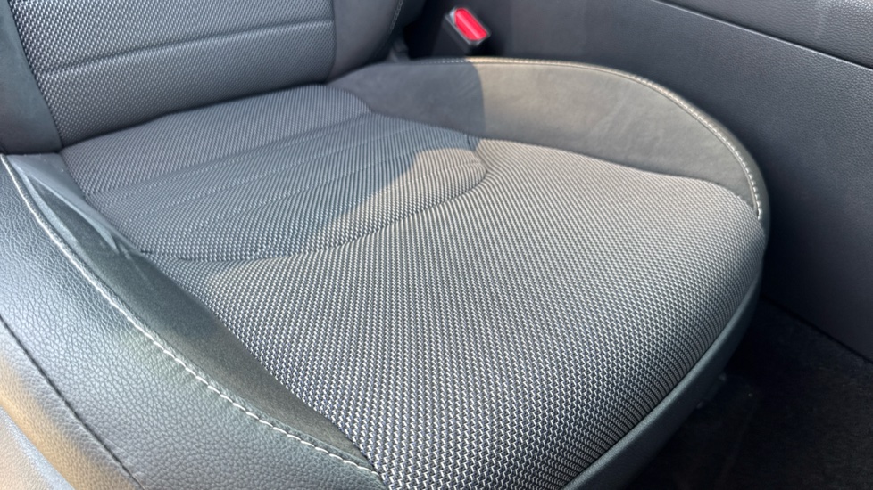 Toyota C-HR 1.8 Hybrid Design 5dr CVT Hybrid Hatchback - Image 17