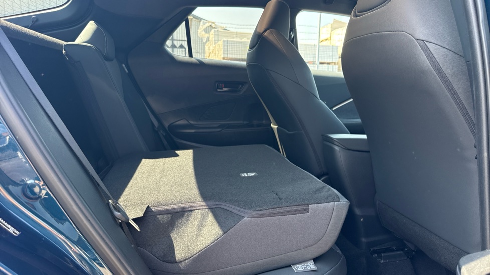 Toyota C-HR 1.8 Hybrid Design 5dr CVT Hybrid Hatchback - Image 18