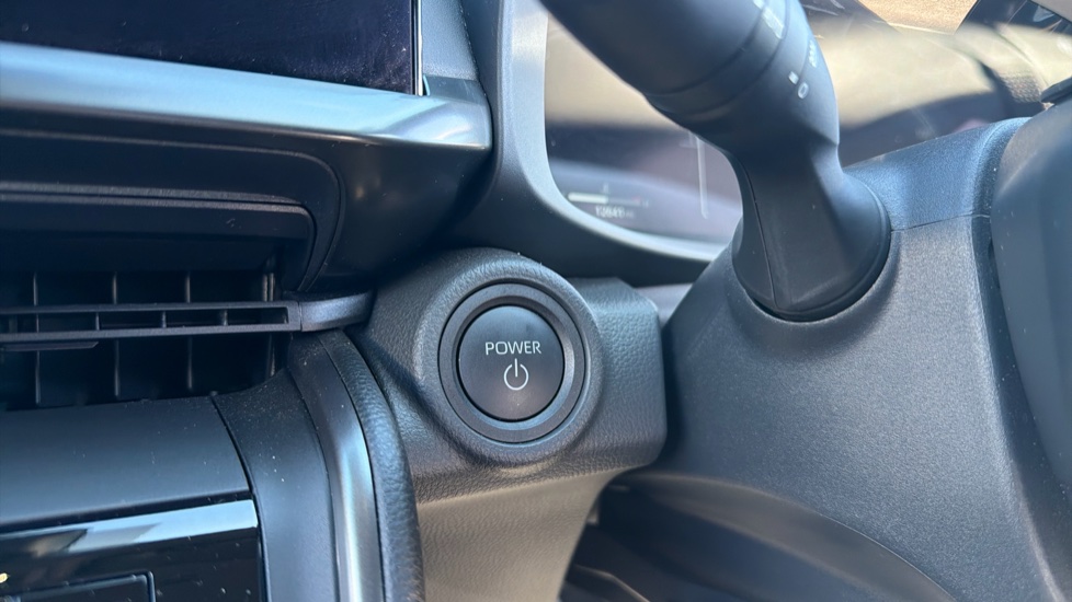 Toyota C-HR 1.8 Hybrid Design 5dr CVT Hybrid Hatchback - Image 16