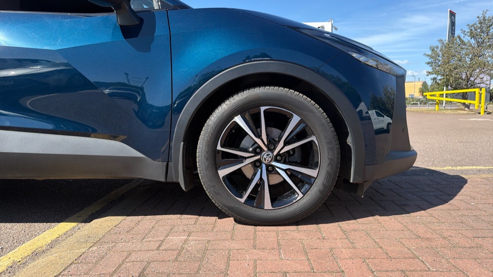 Toyota C-HR 1.8 Hybrid Design 5dr CVT Hybrid Hatchback - Image 25