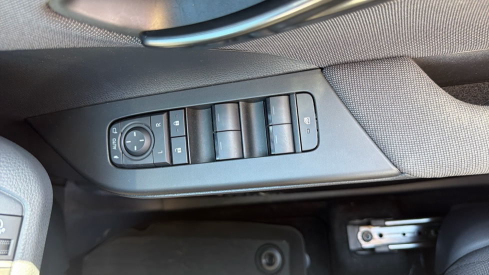 Toyota C-HR 1.8 Hybrid Design 5dr CVT Hybrid Hatchback - Image 38