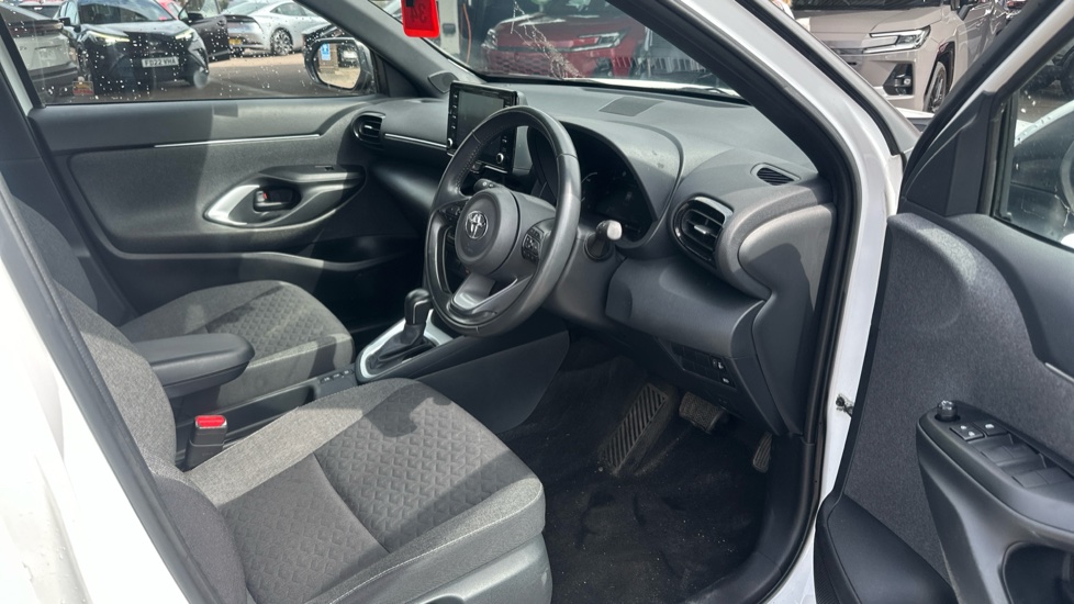 Toyota Yaris Cross 1.5 Hybrid Design 5dr CVT Hybrid Estate - Image 12