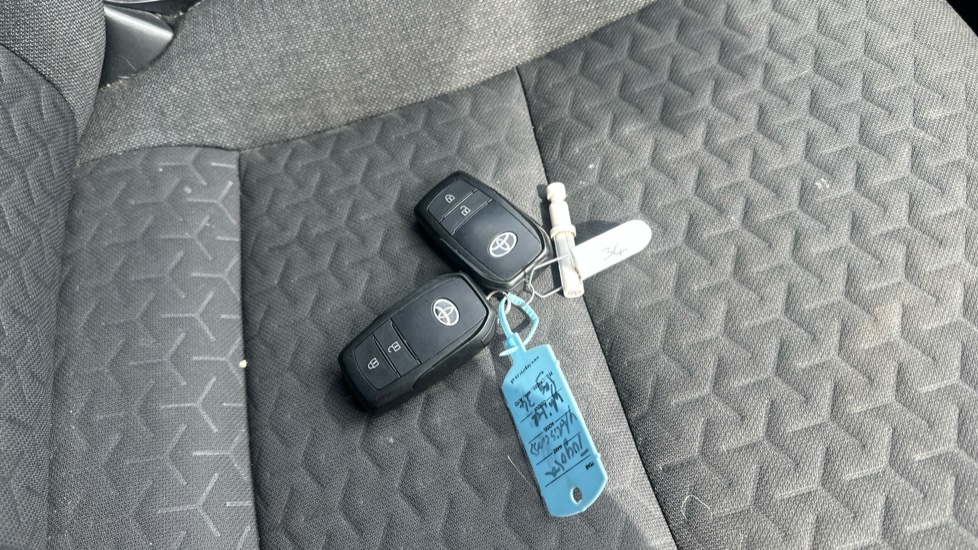 Toyota Yaris Cross 1.5 Hybrid Design 5dr CVT Hybrid Estate - Image 28