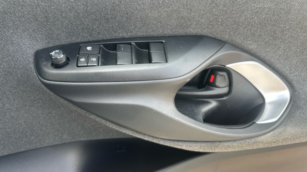Toyota Yaris Cross 1.5 Hybrid Design 5dr CVT Hybrid Estate - Image 40
