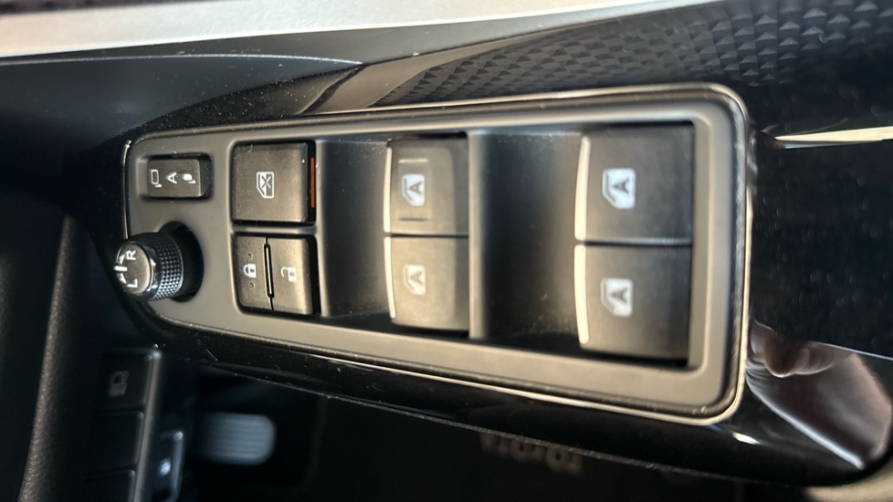 Toyota C-HR 1.8 Hybrid Excel 5dr CVT Hybrid Hatchback - Image 32
