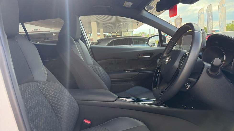 Toyota C-HR 1.8 Hybrid Design 5dr CVT Hybrid Hatchback - Image 12