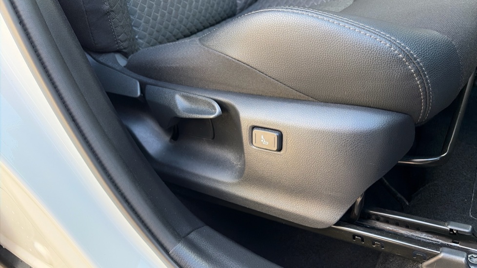 Toyota C-HR 1.8 Hybrid Design 5dr CVT Hybrid Hatchback - Image 30