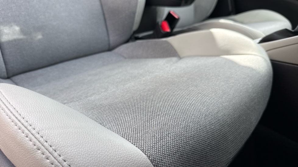 Toyota Yaris 1.5 Hybrid Excel 5dr CVT Hybrid Hatchback - Image 17