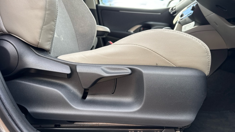 Toyota Yaris 1.5 Hybrid Excel 5dr CVT Hybrid Hatchback - Image 30