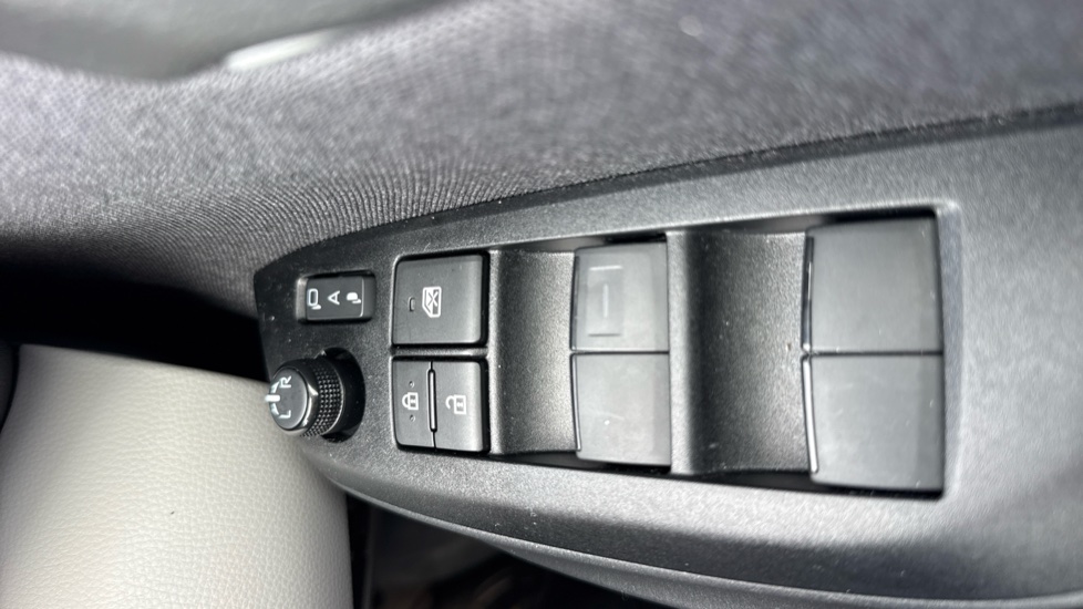 Toyota Yaris 1.5 Hybrid Excel 5dr CVT Hybrid Hatchback - Image 32
