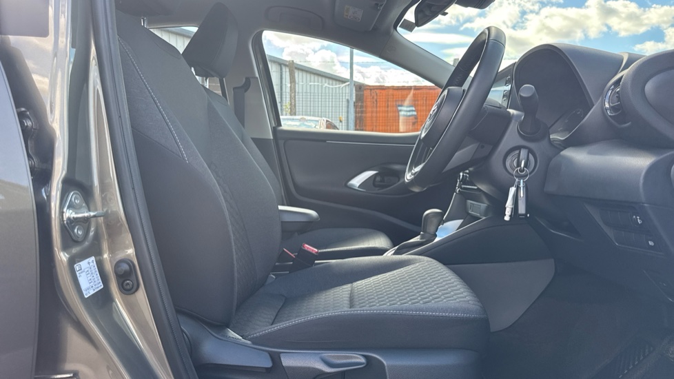 Toyota Yaris 1.5 Hybrid Icon 5dr CVT Hybrid Hatchback - Image 12