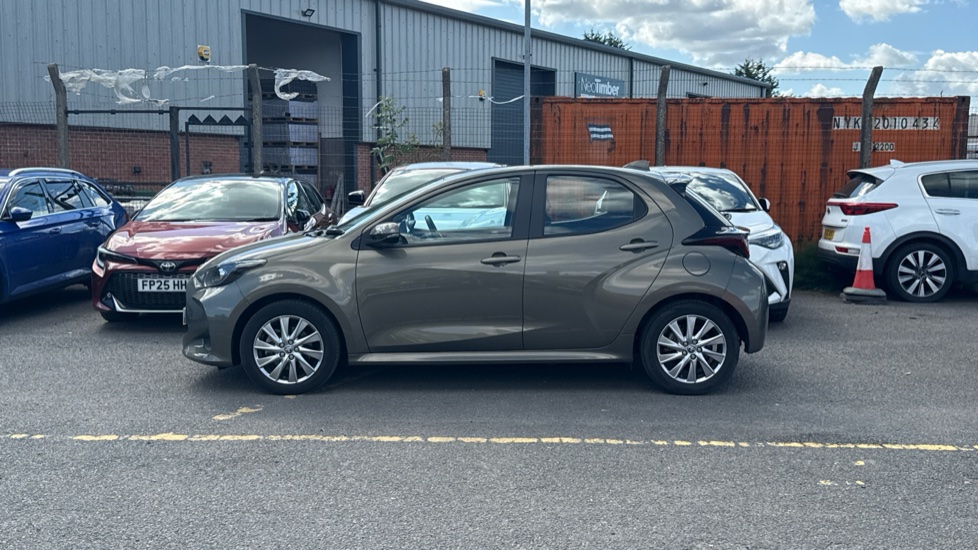 Toyota Yaris 1.5 Hybrid Icon 5dr CVT Hybrid Hatchback - Image 24