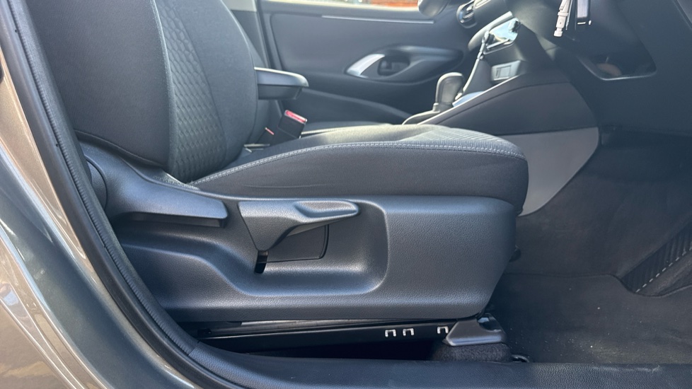 Toyota Yaris 1.5 Hybrid Icon 5dr CVT Hybrid Hatchback - Image 30