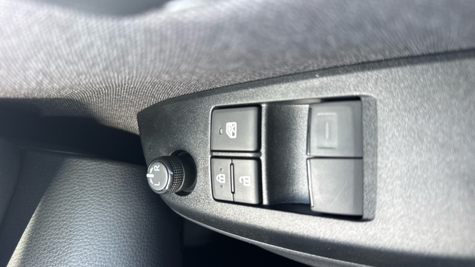 Toyota Yaris 1.5 Hybrid Icon 5dr CVT Hybrid Hatchback - Image 32