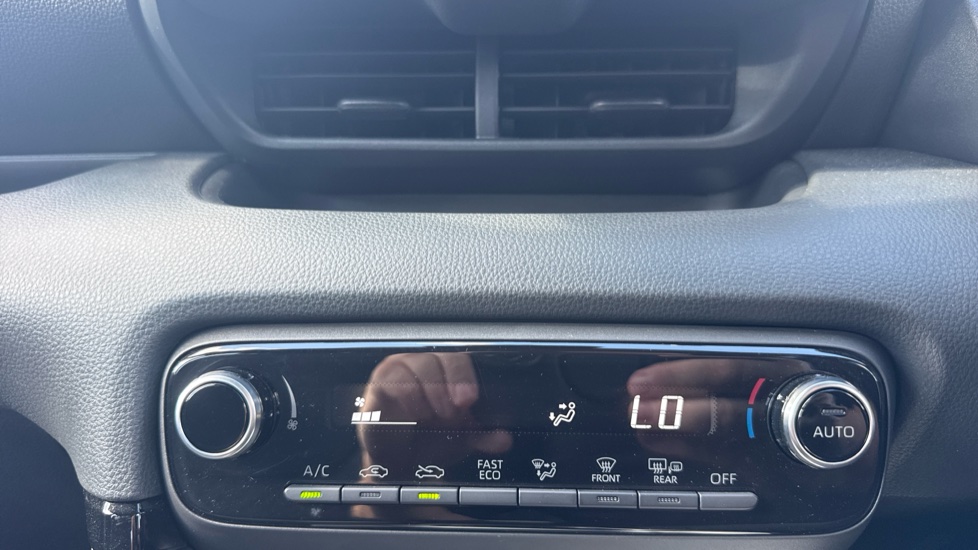 Toyota Yaris 1.5 Hybrid Icon 5dr CVT Hybrid Hatchback - Image 35