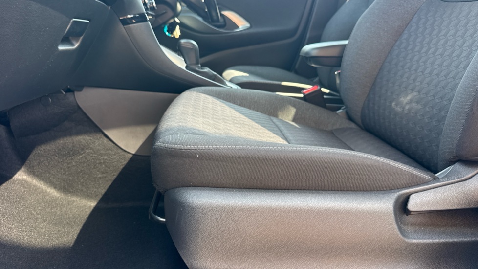 Toyota Yaris 1.5 Hybrid Icon 5dr CVT Hybrid Hatchback - Image 5