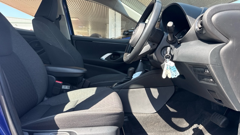 Toyota Yaris 1.5 Hybrid Icon 5dr CVT Hybrid Hatchback - Image 12