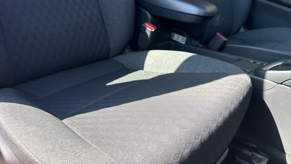 Toyota Yaris 1.5 Hybrid Icon 5dr CVT Hybrid Hatchback - Image 17