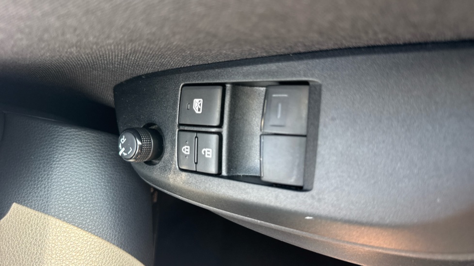 Toyota Yaris 1.5 Hybrid Icon 5dr CVT Hybrid Hatchback - Image 32