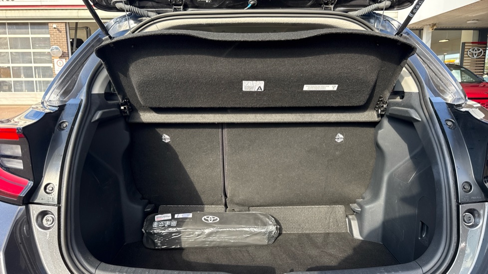 Toyota Yaris 1.5 Hybrid Design 5dr CVT Hybrid Hatchback - Image 13