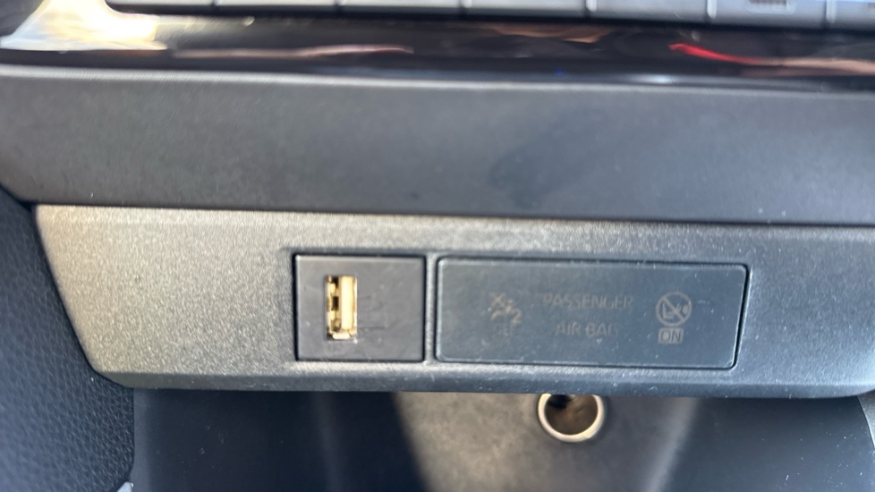 Toyota Yaris 1.5 Hybrid Design 5dr CVT Hybrid Hatchback - Image 37