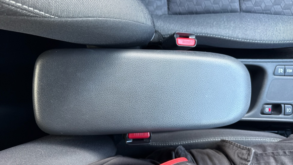 Toyota Yaris 1.5 Hybrid Design 5dr CVT Hybrid Hatchback - Image 46