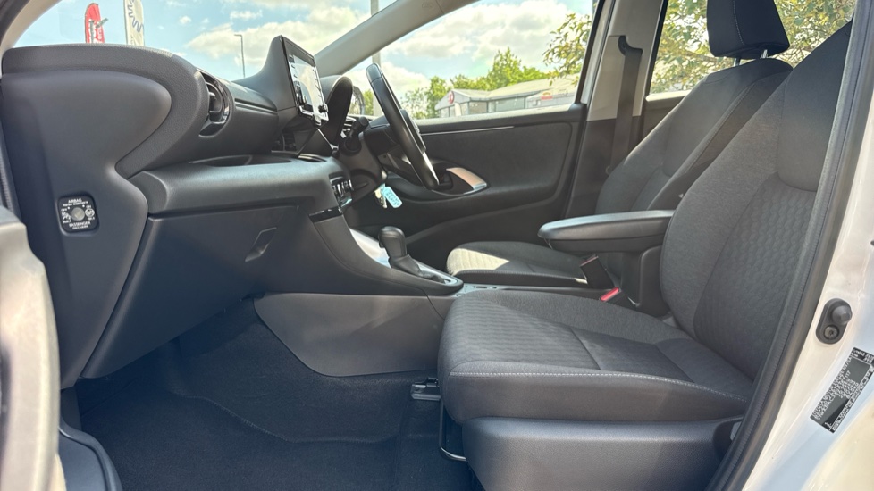 Toyota Yaris 1.5 Hybrid Icon 5dr CVT Hybrid Hatchback - Image 5