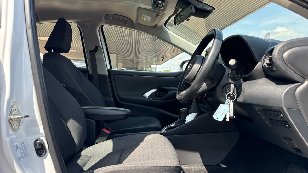 Toyota Yaris 1.5 Hybrid Icon 5dr CVT Hybrid Hatchback - Image 12
