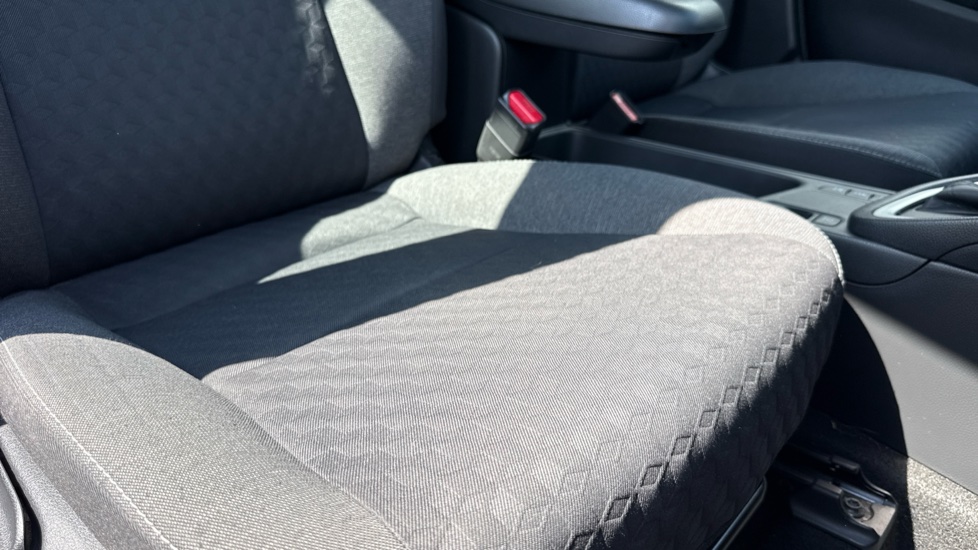 Toyota Yaris 1.5 Hybrid Icon 5dr CVT Hybrid Hatchback - Image 17