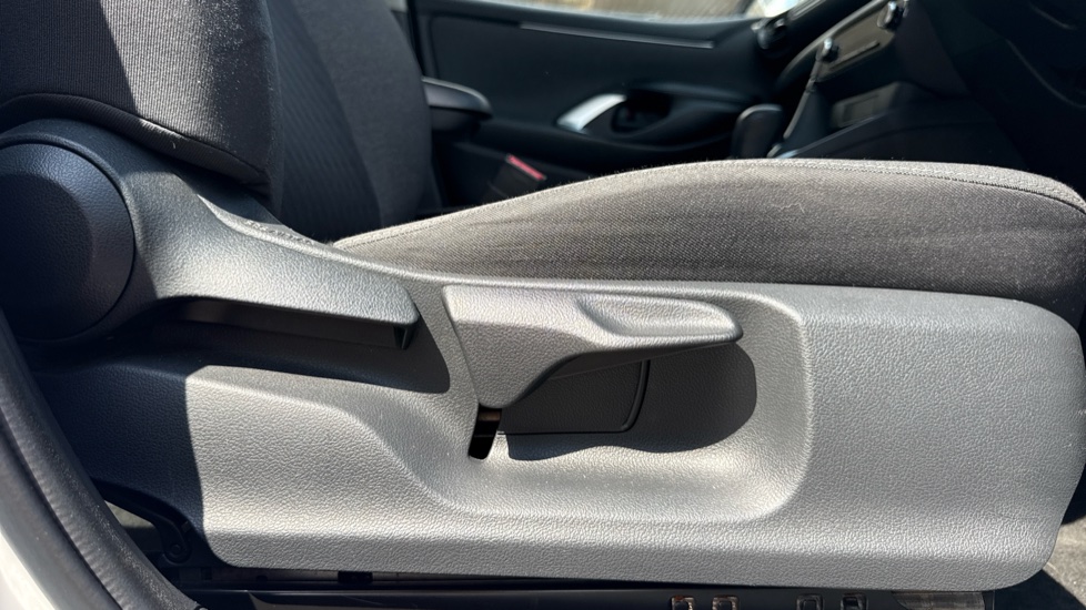 Toyota Yaris 1.5 Hybrid Icon 5dr CVT Hybrid Hatchback - Image 30