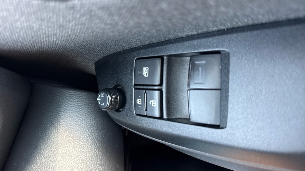 Toyota Yaris 1.5 Hybrid Icon 5dr CVT Hybrid Hatchback - Image 32