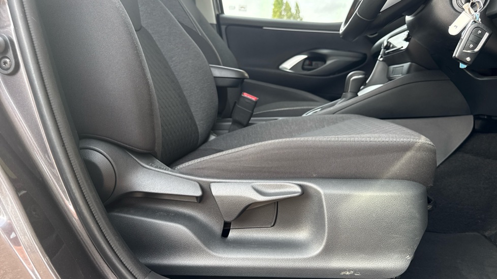 Toyota Yaris 1.5 Hybrid Design 5dr CVT Hybrid Hatchback - Image 30
