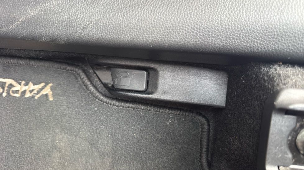 Toyota Yaris 1.5 Hybrid Design 5dr CVT Hybrid Hatchback - Image 50