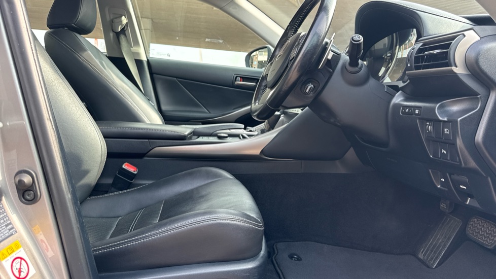 Lexus IS 300h Advance 4dr CVT Auto Hybrid Saloon - Image 12
