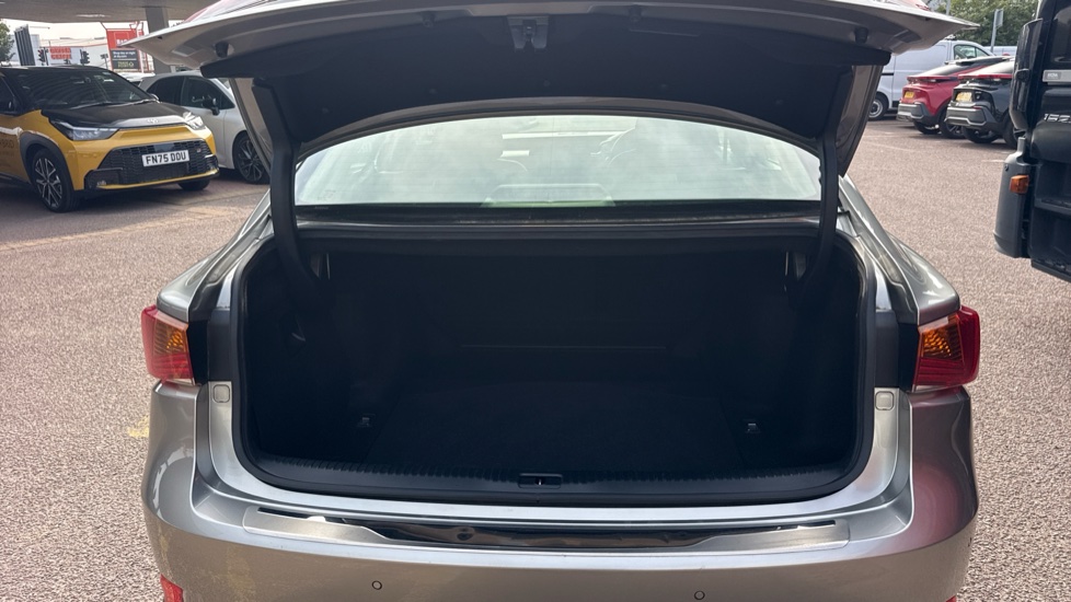 Lexus IS 300h Advance 4dr CVT Auto Hybrid Saloon - Image 13