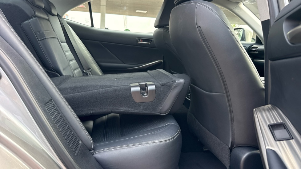 Lexus IS 300h Advance 4dr CVT Auto Hybrid Saloon - Image 18