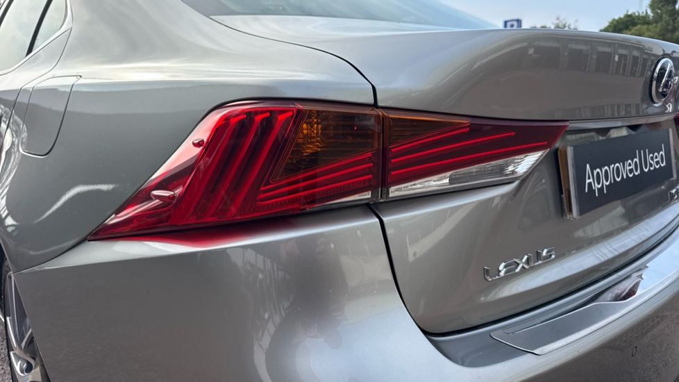 Lexus IS 300h Advance 4dr CVT Auto Hybrid Saloon - Image 21