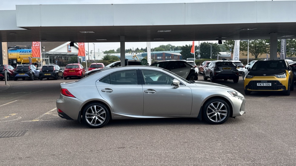 Lexus IS 300h Advance 4dr CVT Auto Hybrid Saloon - Image 23