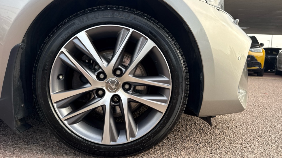 Lexus IS 300h Advance 4dr CVT Auto Hybrid Saloon - Image 25