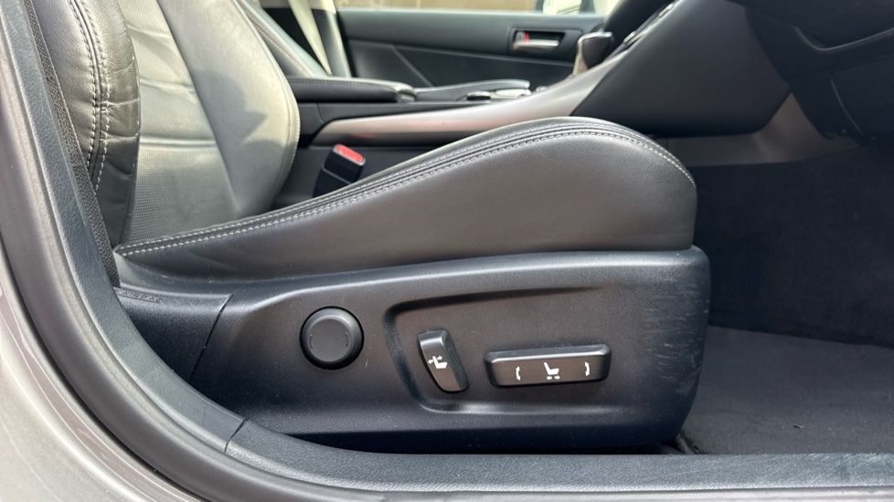 Lexus IS 300h Advance 4dr CVT Auto Hybrid Saloon - Image 30