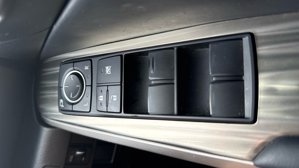 Lexus IS 300h Advance 4dr CVT Auto Hybrid Saloon - Image 32