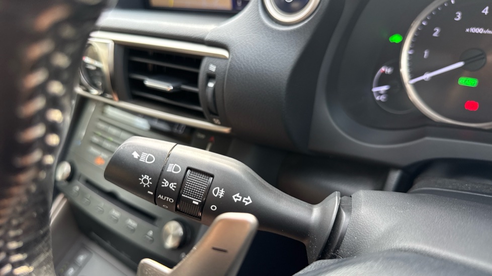 Lexus IS 300h Advance 4dr CVT Auto Hybrid Saloon - Image 33