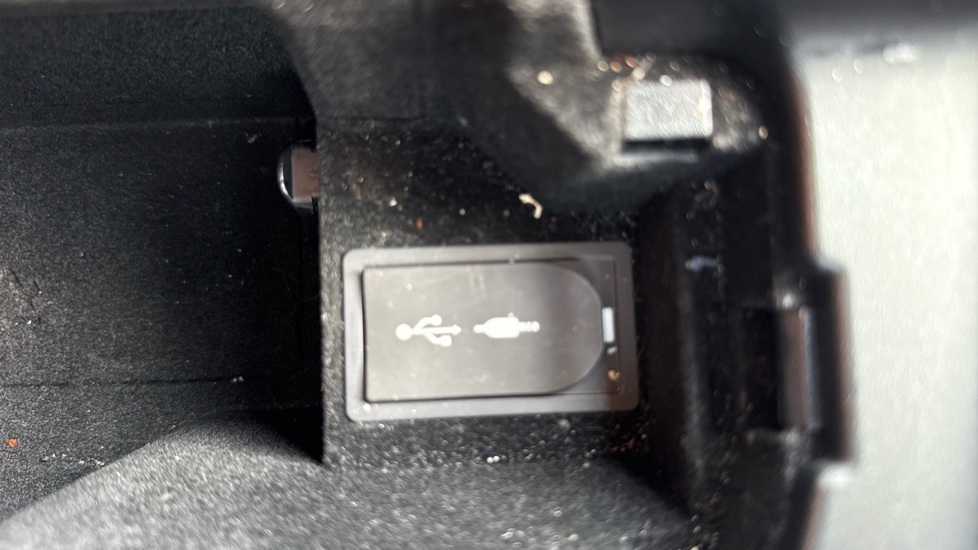Lexus IS 300h Advance 4dr CVT Auto Hybrid Saloon - Image 37